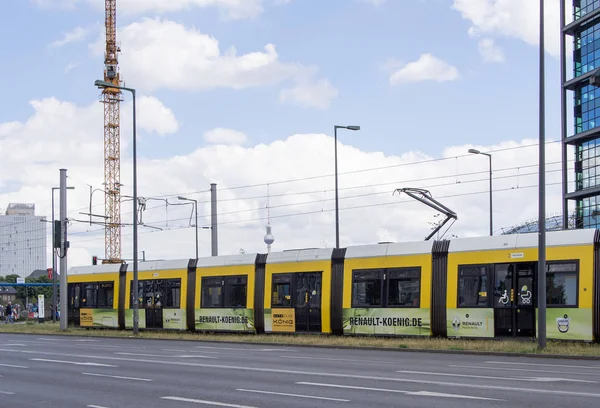 Tramvaj v Berlin Hauptbahnhof, význam Berlín hlavní nádraží v německém jazyce, s televizní věží v pozadí — Stock fotografie