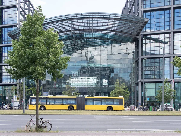 Autobus na wejściu Berlin Hauptbahnhof, czyli głównego dworca w Berlinie, w języku niemieckim — Zdjęcie stockowe