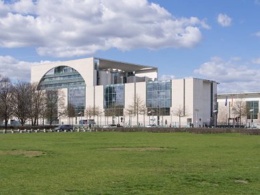 Chancellors ofis binası ile Berlin'de mavi bir bulutlu gökyüzü