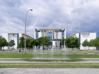 Chancellors ofis binası ile Berlin'de bulutlu bir gökyüzü
