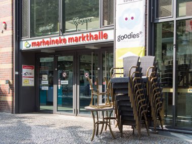Sandalyeler önünde Marheineke Markthalle, Berlin-Kreuzberg pazarı