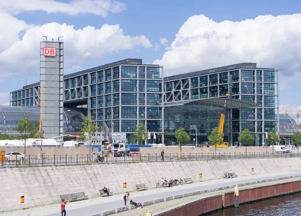 Berlin hauptbahnhof mit spree — Stockfoto