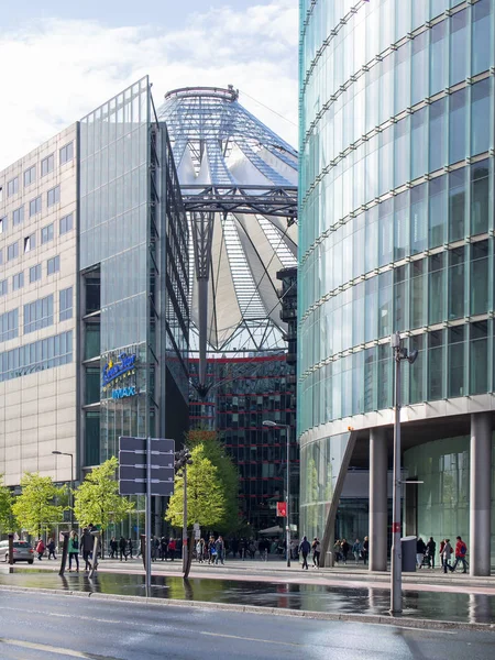 Die kuppel am potsdamer platz an einem regnerischen tag in berlin — Stockfoto