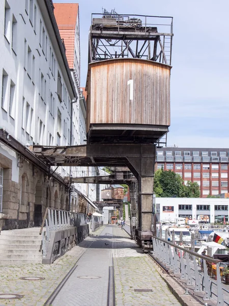 Starý dřevěný jeřáb v Tempelhofer Hafen v Berlíně — Stock fotografie