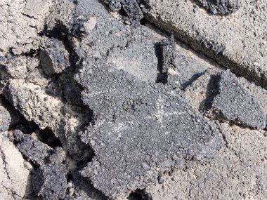 Parçalar halinde yaz güneş kırık asfalt