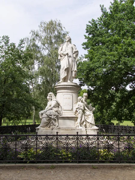Goethe anıt Berlin kamu Tiergarten Park'taki — Stok fotoğraf