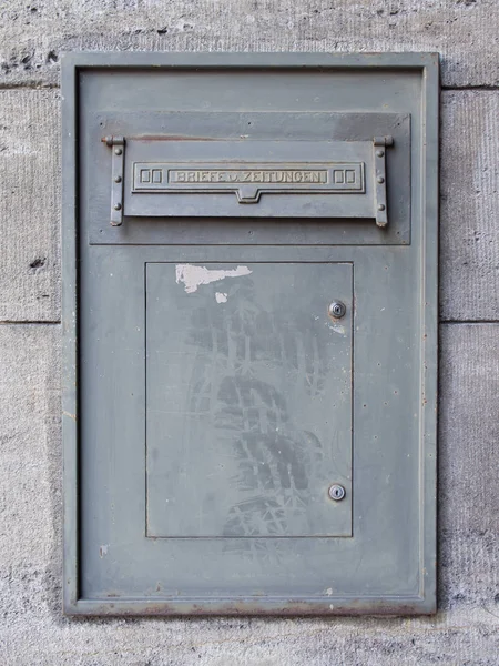 Old Metal Mailbox With Writing Letters And Newspapers In German Language — Stock Photo, Image