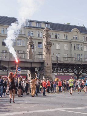 Seyirci bir meşale ve Berlin Maratonu 2016, koşucu
