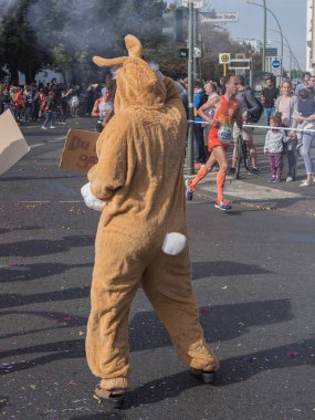 Seyirci ile bir tavşan kostüm ve Berlin Maratonu 2016, koşucu