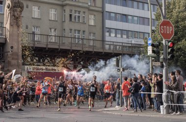 Seyirci bir meşale ve Berlin Maratonu 2016, koşucu