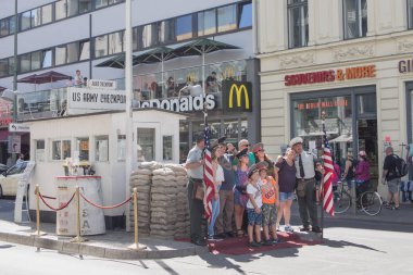 Turistler, tarihi bize poz ordu Checkpoint Charlie, Berlin, Almanya