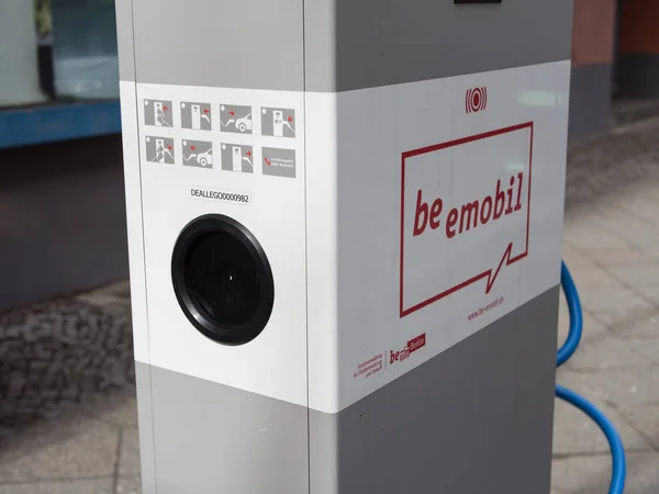 Estación de carga para vehículos eléctricos, punto de recarga de la ciudad de Berlín — Foto de Stock