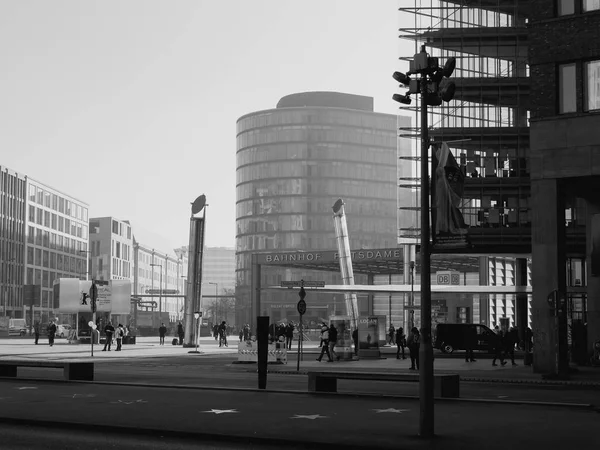 Turisti a Potsdamer Platz, Berlino, in bianco e nero — Foto Stock