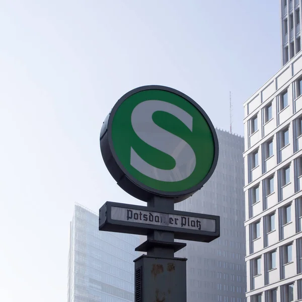S-Bahn-Schild Potsdamer Platz mit Wolkenkratzern im Hintergrund — Stockfoto