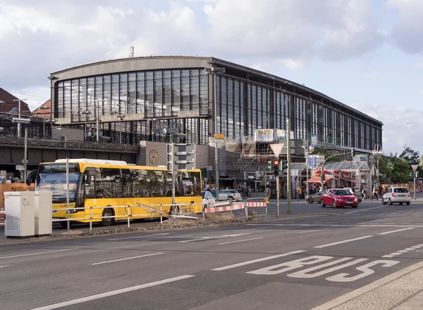 Bahnhof Zoo, central station, with a yellow city bus in Berlin, Germany — Stock Photo, Image