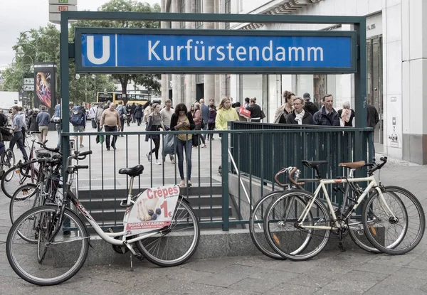 Stanice metra s turisty na slavné Kudamm nákupní ulice v Berlíně, Německo — Stock fotografie
