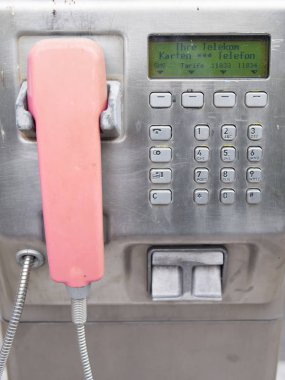 Bir Telekom telefon kutusunda, Closeup telefon ahizesi