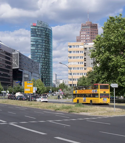 Экскурсионный автобус перед башнями на Потсдамской площади в Берлине, Германия — стоковое фото