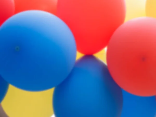 模糊背景: 蓝色、红色和黄色气球 — 图库照片