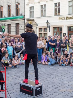 Wroclaw Rynek Pazar Meydanı'nda izleyiciyle sokak sanatçı