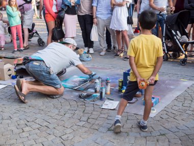 Sprey Rynek Pazar Meydanı Wroclaw ile sokak ressam boyama
