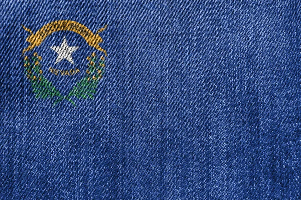 Концепция текстильной промышленности или политики: джинсы с флагом Невады — стоковое фото