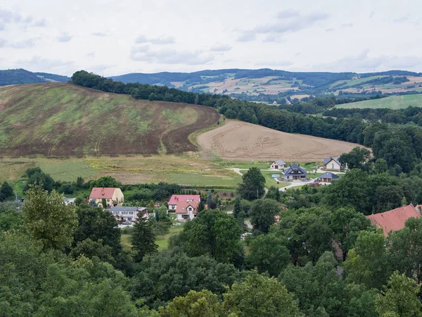 Paisaje montañoso con casas, campos y árboles en Silesia, Polonia —  Fotos de Stock