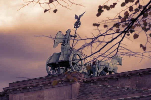 ドイツ ・ ベルリンのブランデンブルク門秋の後ろの Quadriga 葉します。 — ストック写真