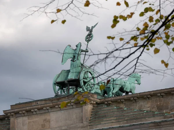 Berlin, Almanya'nın Brandenburg Kapısı sonbahar arkasında Quadriga bırakır — Stok fotoğraf