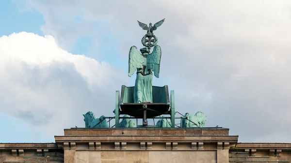 ベルリンで青い曇り空を背景ブランデンブルク門カドリガ — ストック写真