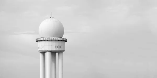 Rrp 117 Radarturm im öffentlichen Stadtpark Tempelhofer Feld, ehemaliger Flughafen Tempelhof in Berlin, Deutschland — Stockfoto