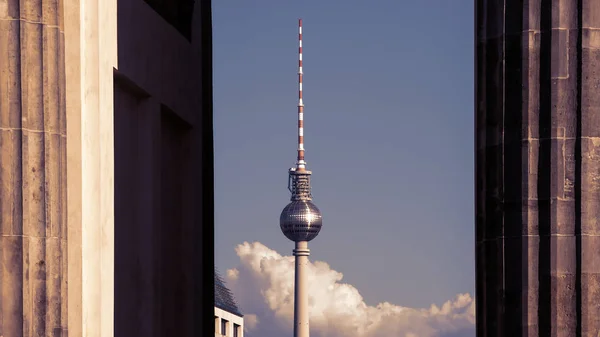 德国柏林勃兰登堡门柱之间的电视塔 — 图库照片