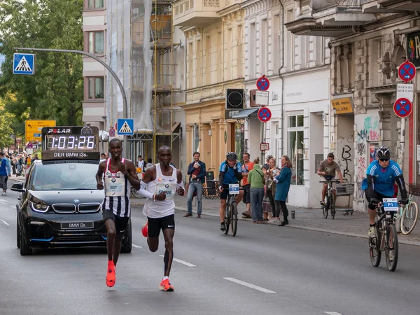 Кенійський бігун Еліюд Kipchoge працює світовий рекорд в Берліні марафон 2018 — стокове фото