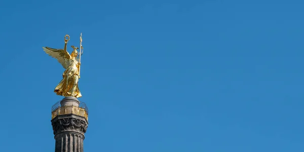 A estátua dourada de Victoria no topo da coluna da vitória em Berlim, Alemanha — Fotografia de Stock