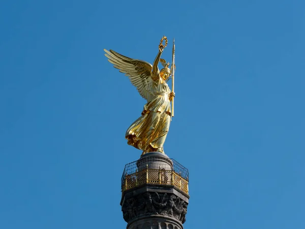 A estátua dourada de Victoria no topo da coluna da vitória em Berlim, Alemanha — Fotografia de Stock