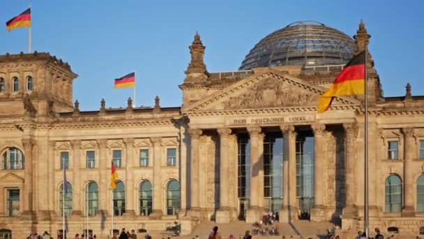Banderas alemanas ondeando en el viento en el Reichstag en Berlín, Alemania — Vídeo de stock