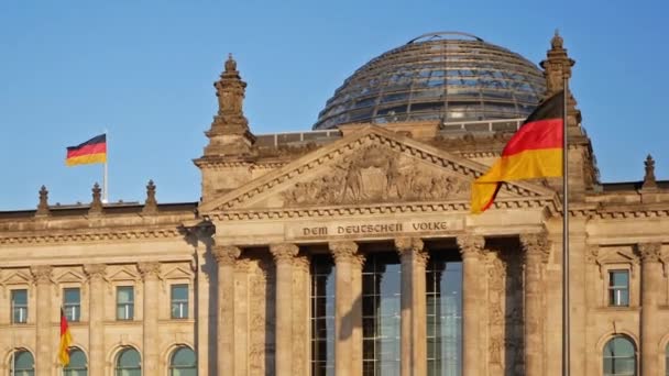 Bandeiras alemãs balançando no vento no Reichstag em Berlim, Alemanha — Vídeo de Stock