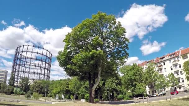 БЕРЛИН, ГЕРМАНИЯ - 1 июля 2018 года: Time Lapse: At The Gasometer in Berlin — стоковое видео