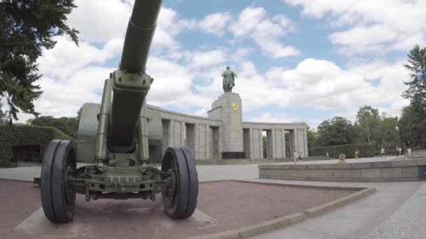 Pedaço de artilharia no Memorial da Guerra Soviética em Berlim-Tiergarten no verão — Vídeo de Stock