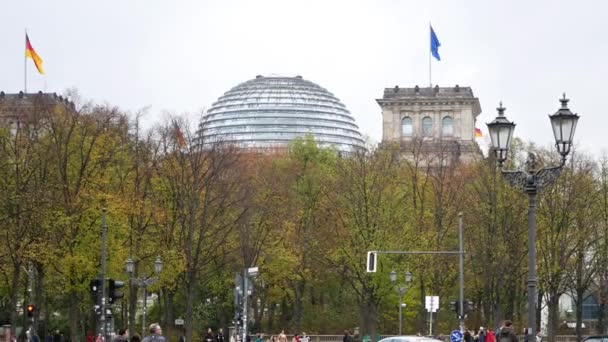 Zoom Out: Ciclisti di fronte all'edificio del Reichstag tedesco a Berlino, Germania — Video Stock