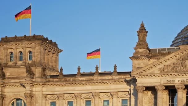 Bandeiras alemãs balançando no vento no Reichstag em Berlim, Alemanha — Vídeo de Stock