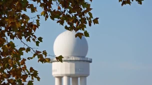 RRP 117 Radar toren In Tempelhofer Feld achter herfst bladeren In Berlijn — Stockvideo