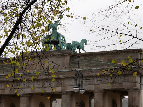 La Quadriga della Porta di Brandeburgo dietro le foglie autunnali a Berlino, Germania — Foto Stock