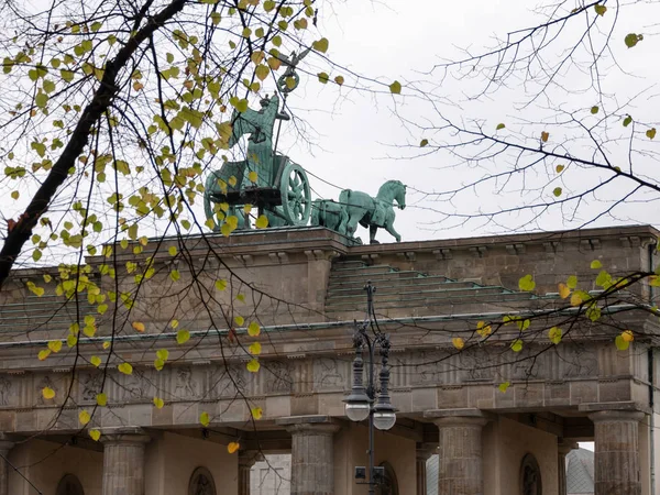 A Quadriga do Portão de Brandemburgo Atrás das Folhas de Outono Em Berlim, Alemanha — Fotografia de Stock