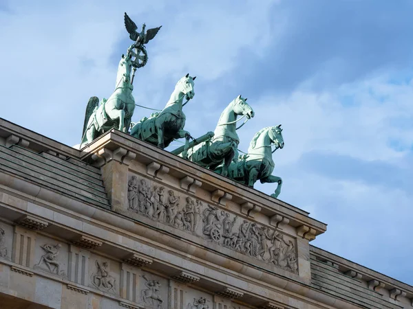 A Quadriga do Portão de Brandemburgo Contra um Céu Azul Em Berlim, Alemanha — Fotografia de Stock