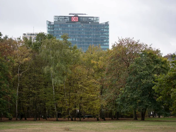 Horní Bahntower na pozadí stromů veřejného parku Tiergarten v Berlíně, Německo — Stock fotografie