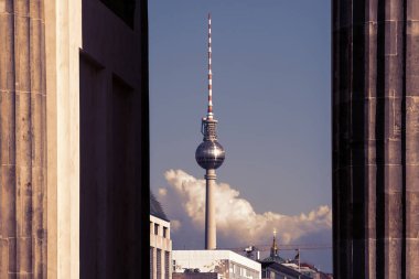 Berlin Brandenburg Kapısı'nın sütunlar arasında TV Kulesi