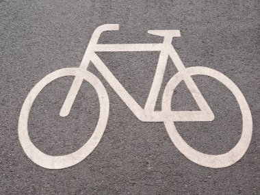 Asfalt yol Berlin tabelada beyaz bisiklet