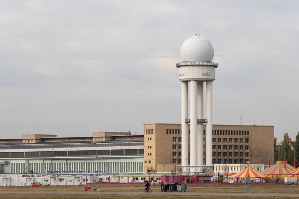 Радиолокационная вышка RRP 127 в публичном Сити-парке, бывший аэропорт Фельде в Берлине, Германия — стоковое фото