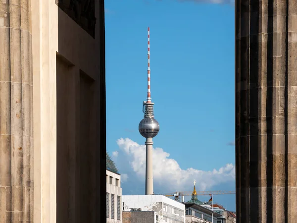 柏林勃兰登堡门柱之间的电视塔 — 图库照片